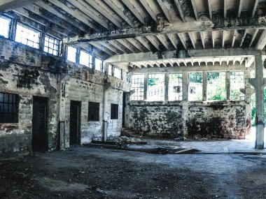 Eski komünist cezaevi Hırvat Alcatraz 'daki sanayi harabelerinin iç manzarası. Çıplak Ada, Hırvatistan.