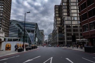 LONDON, İngiltere - 7 SEP 2019: Bulutlu bir günde Victoria Caddesi.