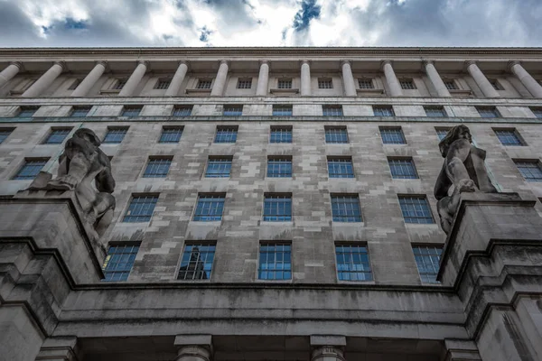 LONDON, İngiltere - 7 SEP 2019: Savunma Bakanlığı Ana Binası (Birleşik Krallık). Girişin üstündeki pencereleri kapat.
