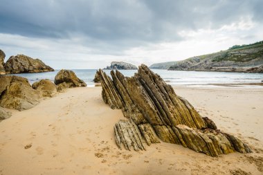 Arnia plajda çıplak kayalar