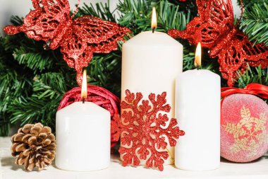 Noel süslemeleri şenlikli kompozisyon