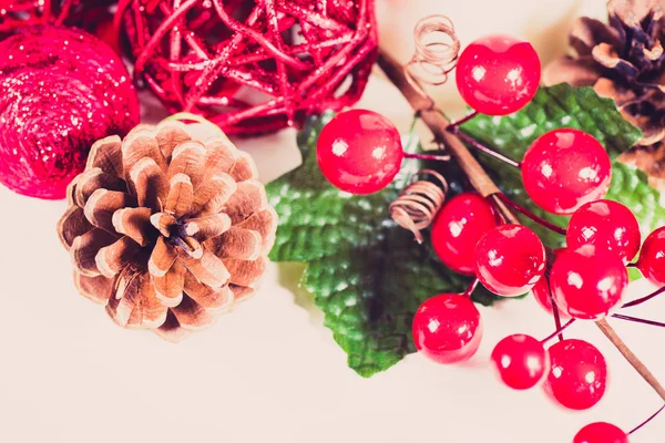Karácsonyi dekorációk az asztalon — Stock Fotó