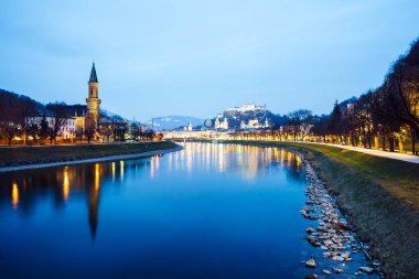 Salzburg, Avusturya üzerinde güzel ışıklı cityscape