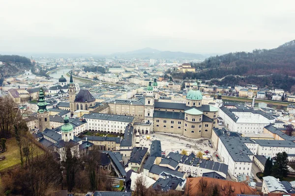 Piękny widok z lotu ptaka na dachy budynków w Salzburg, Austria w pochmurny — Zdjęcie stockowe