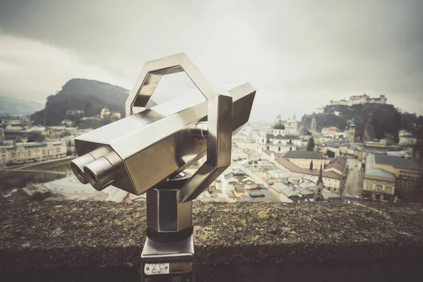 Idyllischer blick aus dem fernglas auf salzburg, österreich — Stockfoto