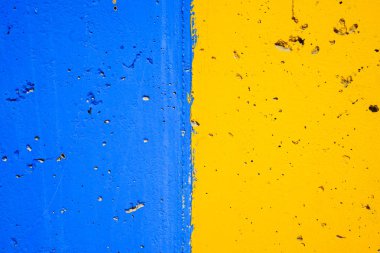 mavi ve sarı kırık duvar