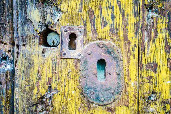 Cerraduras viejas en la puerta rota —  Fotos de Stock