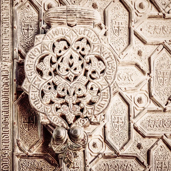 Cogneur de porte arabe — Photo