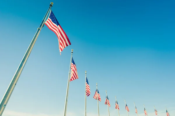 Drapeaux américains sur les mâts — Photo