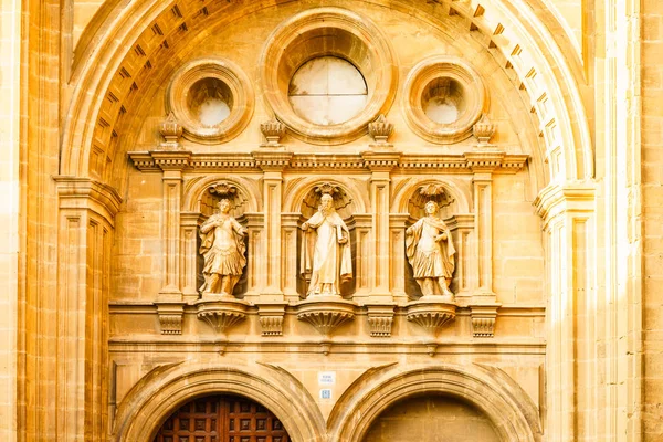 Bas-relevo com os santos na igreja — Fotografia de Stock