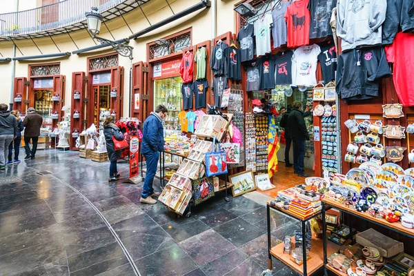 VALENCIA, ESPANHA - MARÇO 10: Compras na Plaza Redonda, histo — Fotografia de Stock