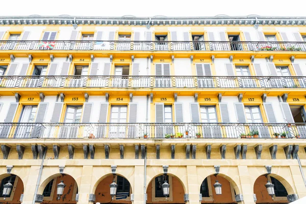 Courtyard of old building with cafes — Stock Photo, Image