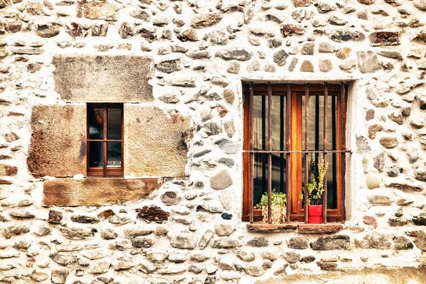 木製窓付きの石の壁 — ストック写真