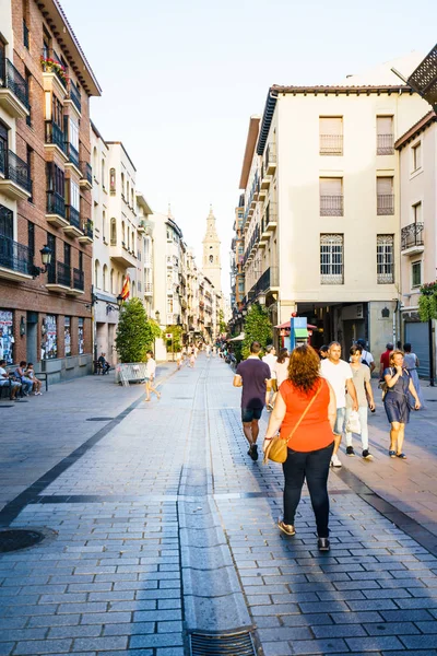 Turistas andando na rua — Fotografia de Stock