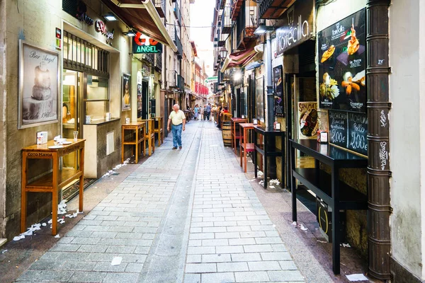 Callejón pequeño con tiendas —  Fotos de Stock