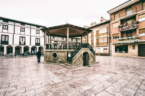 Gamle bytorv med sommerhus - Stock-foto