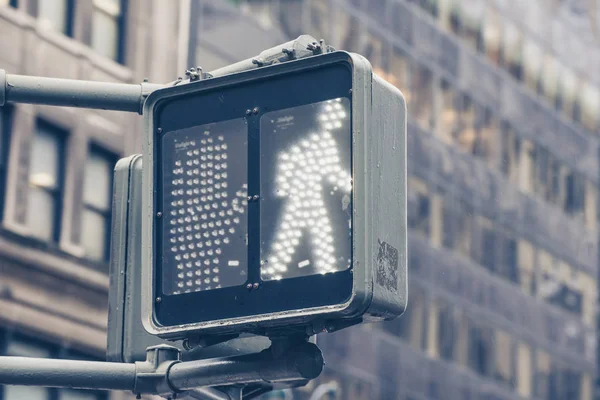 Ampel auf der Stadtstraße — Stockfoto