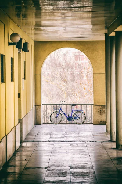 Una bicicleta en un balcón —  Fotos de Stock