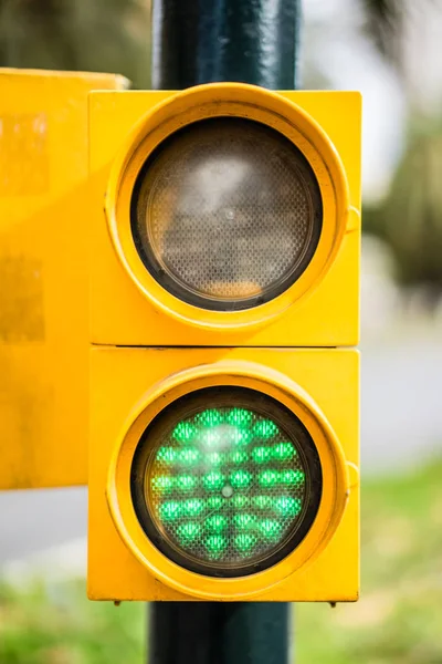 Primer plano de semáforos amarillos con color verde —  Fotos de Stock