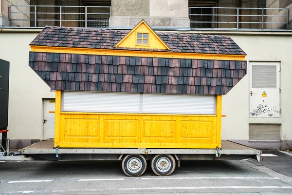 Tekerlek üzerinde sarı Dükkanı — Stok fotoğraf