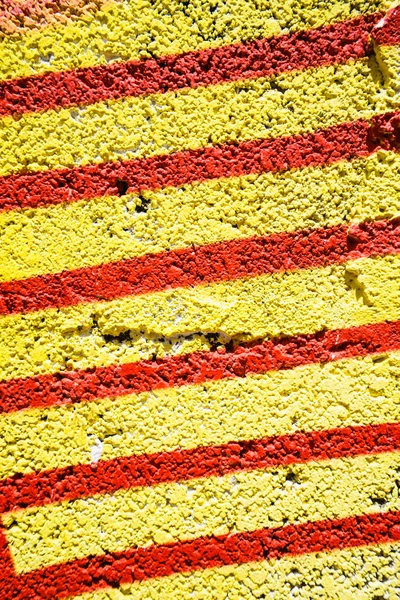 Close-up da parede de cimento de cores amarelas e vermelhas — Fotografia de Stock