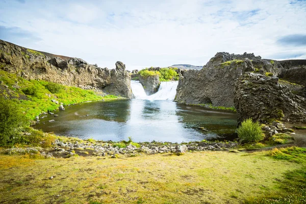 Вид на исландский водопад Хьялпарфо — стоковое фото