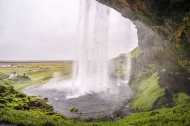 İzlanda'daki Seljalandsfoss düşen su