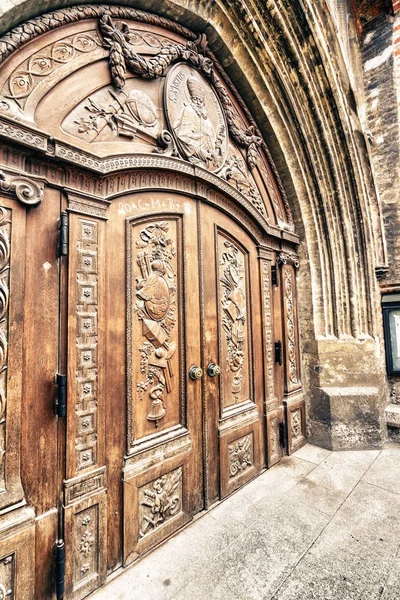 Primer plano de las hermosas puertas de madera de la catedral de Munich — Foto de Stock