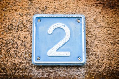 Eski duvarda iki numara olan plaka