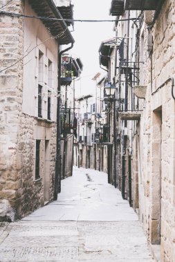 La Guardia, Alava, İspanya - 5 Nisan, 2016: şehir merkezinde tipik sokak