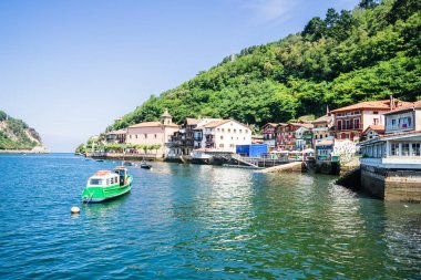 PaSAI DONIBANE, İspanya - 29 Temmuz 2017: Balıkçı kasabası Pasajes de San Juan (Pasai Donibane) 