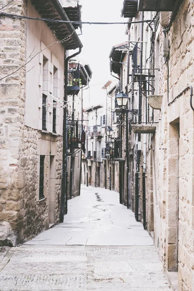 La Guardia, Alava, İspanya - 5 Nisan, 2016: şehir merkezinde tipik sokak