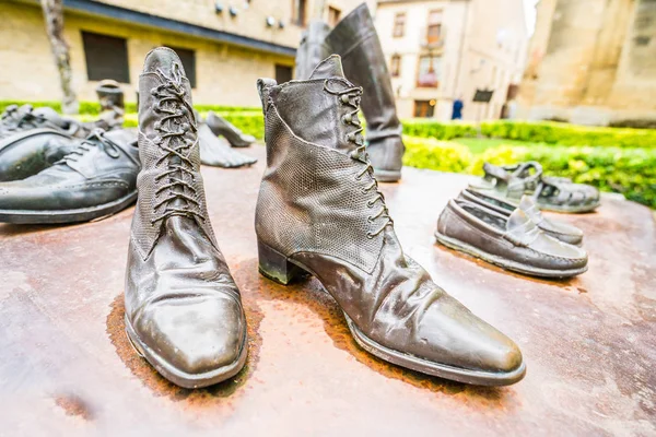Концептуальная сцена с бронзовой обувью — стоковое фото