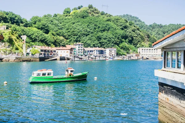 PaSAI DONIBANE, İspanya - 29 Temmuz 2017: Balıkçı kasabası Pasajes de San Juan (Pasai Donibane) 