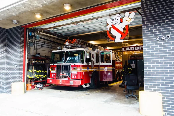 Un camion dei pompieri in garage — Foto Stock