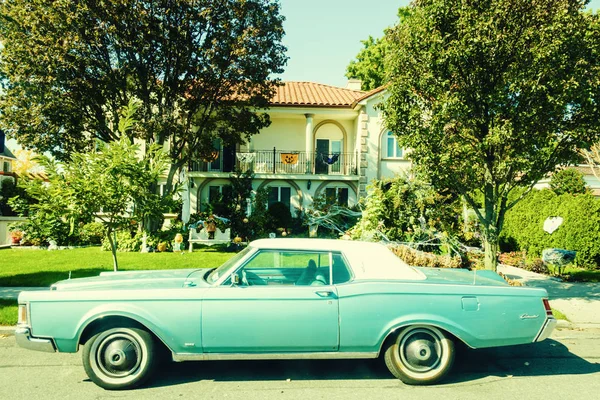 Coche Vintage aparcado cerca de la casa —  Fotos de Stock