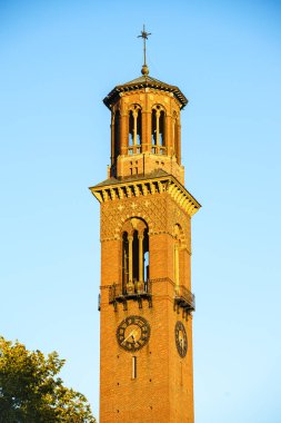 Eski tuğla saat kulesi