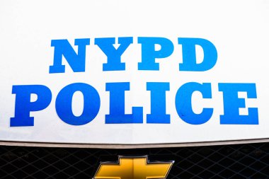 Arabanın üzerinde polis parmak izi var.