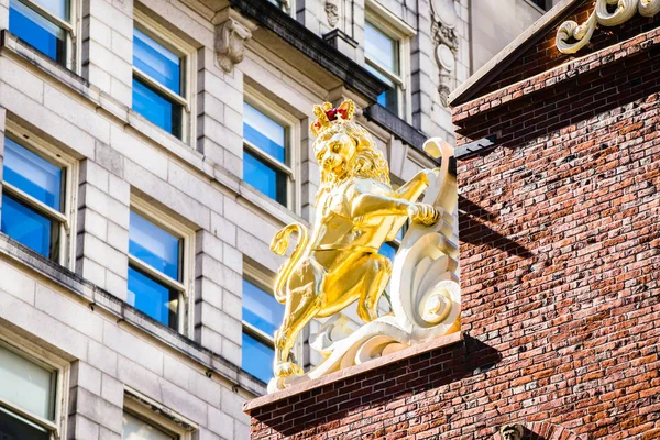 Heraldic lion on aged building — Stock Photo, Image