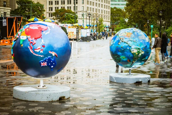 Installatie van globes in het park — Stockfoto