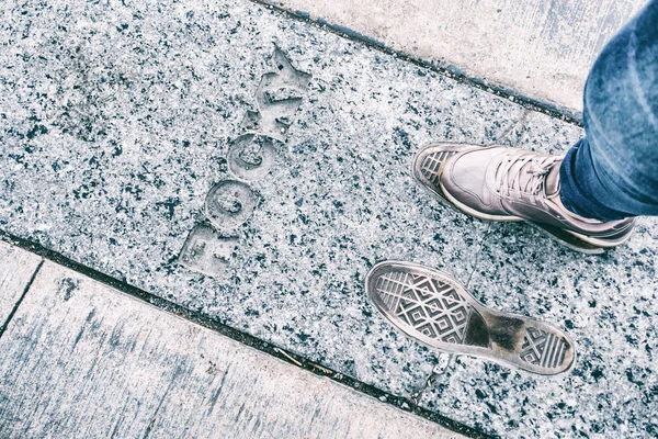 콘크리트 속에 있는 금속 발 — 스톡 사진