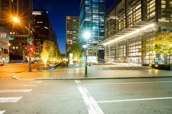 Estrada vazia à noite — Fotografia de Stock