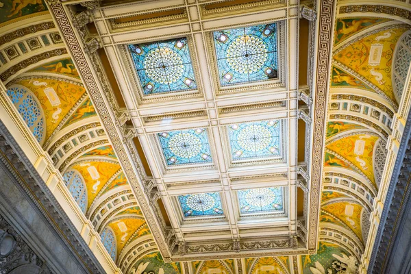 Krásný ornamentální strop — Stock fotografie