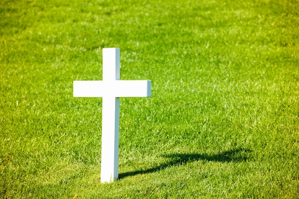 Белый обелус на кладбище — стоковое фото