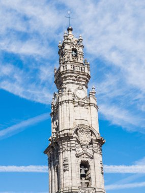 Porto, Portekiz - 10 Haziran 2019: Torre dos Clerigos. Portekiz 'in en büyük ikinci şehridir. 1996 yılında Unesco tarafından dünya mirası ilan edildi..
