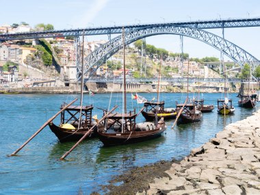 PORTO, PORTUGAL - 10 Haziran 2019 Luis Köprüsü ve Douro Nehri. Portekiz 'in en büyük ikinci şehridir. 1996 yılında UNESCO tarafından Dünya Mirası ilan edildi..