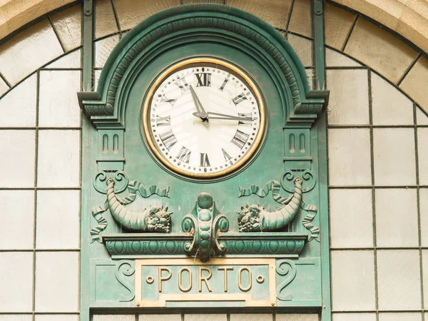 PORTO, PORTUGAL - 11 JUIN 2019 : Centre historique de Porto. C'est la deuxième plus grande ville du Portugal. Il a été inscrit au patrimoine mondial de l'UNESCO en 1996.. — Photo