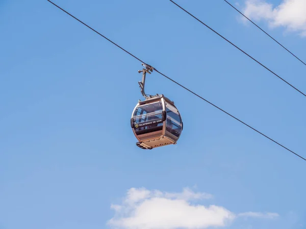 Porto, Portugalsko - 11. června 2019: Lanovka ve Vila Nova de Gaia. Je to druhé největší město v Portugalsku. Byl vyhlášen světovým dědictvím UNESCO v roce 1996. — Stock fotografie