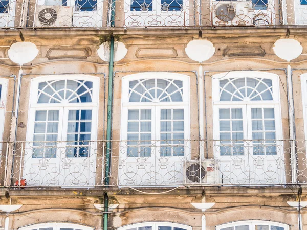 ギマレス,ポルトガル- 2019年6月12日:ポルトガル,ギマレスの歴史的中心部 — ストック写真