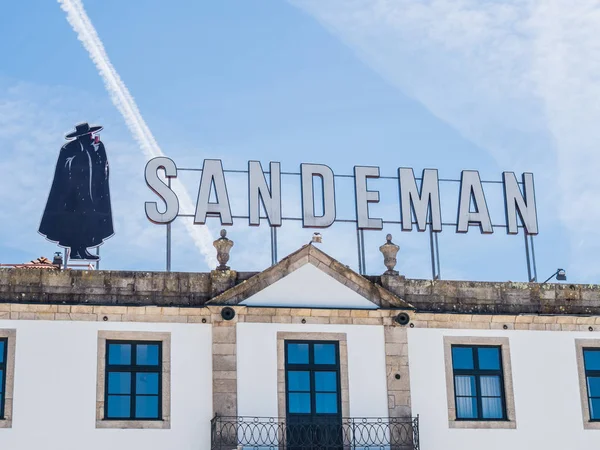 PORTO, PORTOGALLO - 10 GIUGNO 2019: Porto enoteca e ristorante Sandeman. È la seconda città più grande del Portogallo. È stato proclamato Patrimonio dell'Umanità dall'UNESCO nel 1996. — Foto Stock